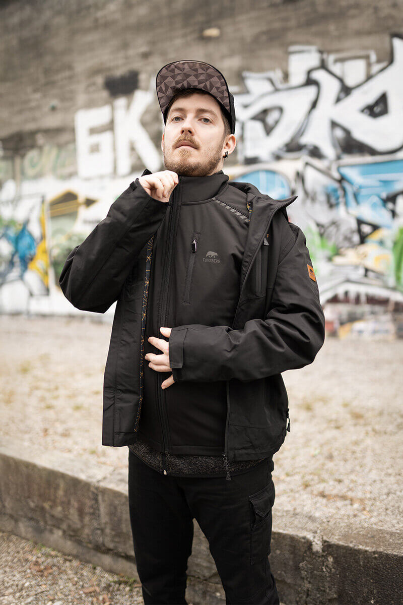 Schwarzes T-Shirt mit weißen Logo-Prints und kurzen Ärmeln.