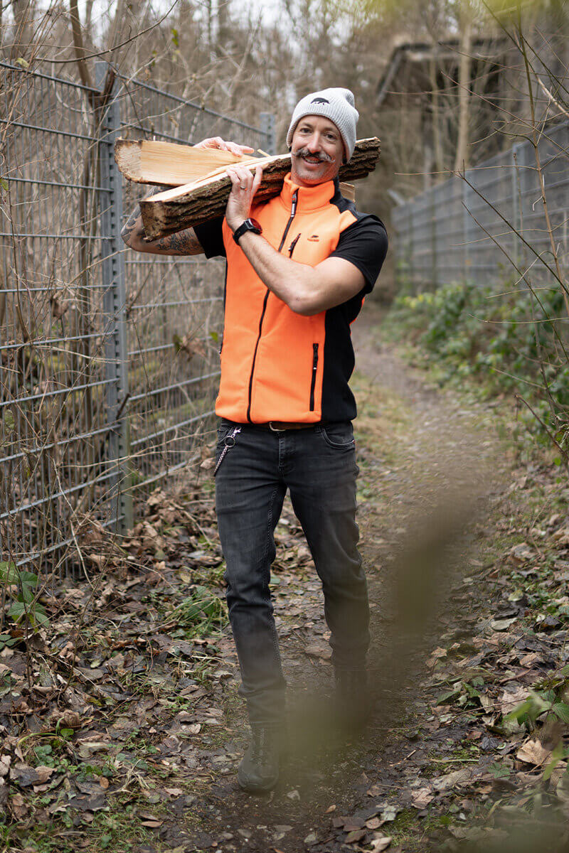 Bjarkir 3 - Modernes, minimalistisches Design eines Möbelstücks in ruhigen Farben.