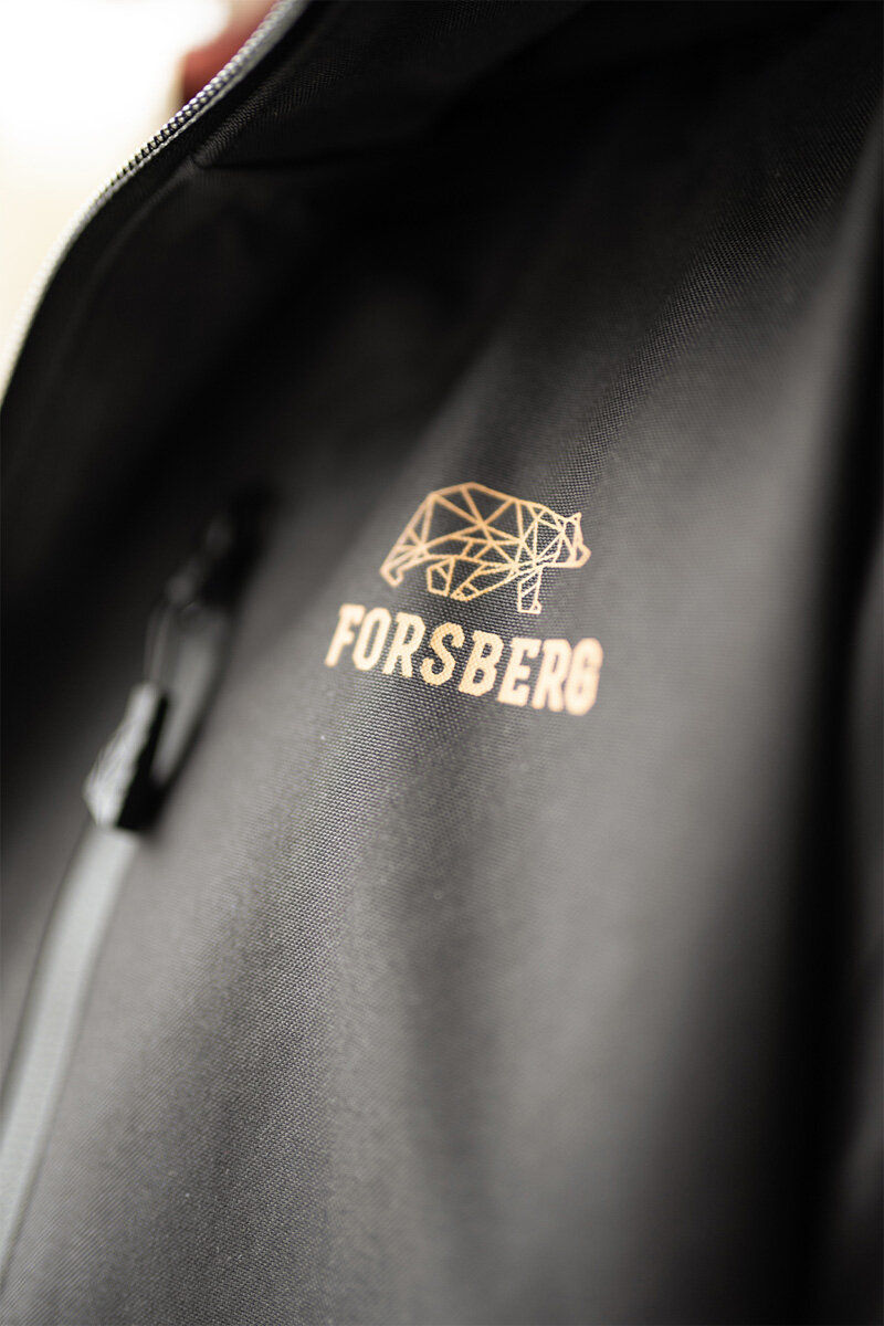 Mann mit einem Bart und einem Umhang, der einen großen Schlüssel hält, vor einem Hintergrund mit Wolken.