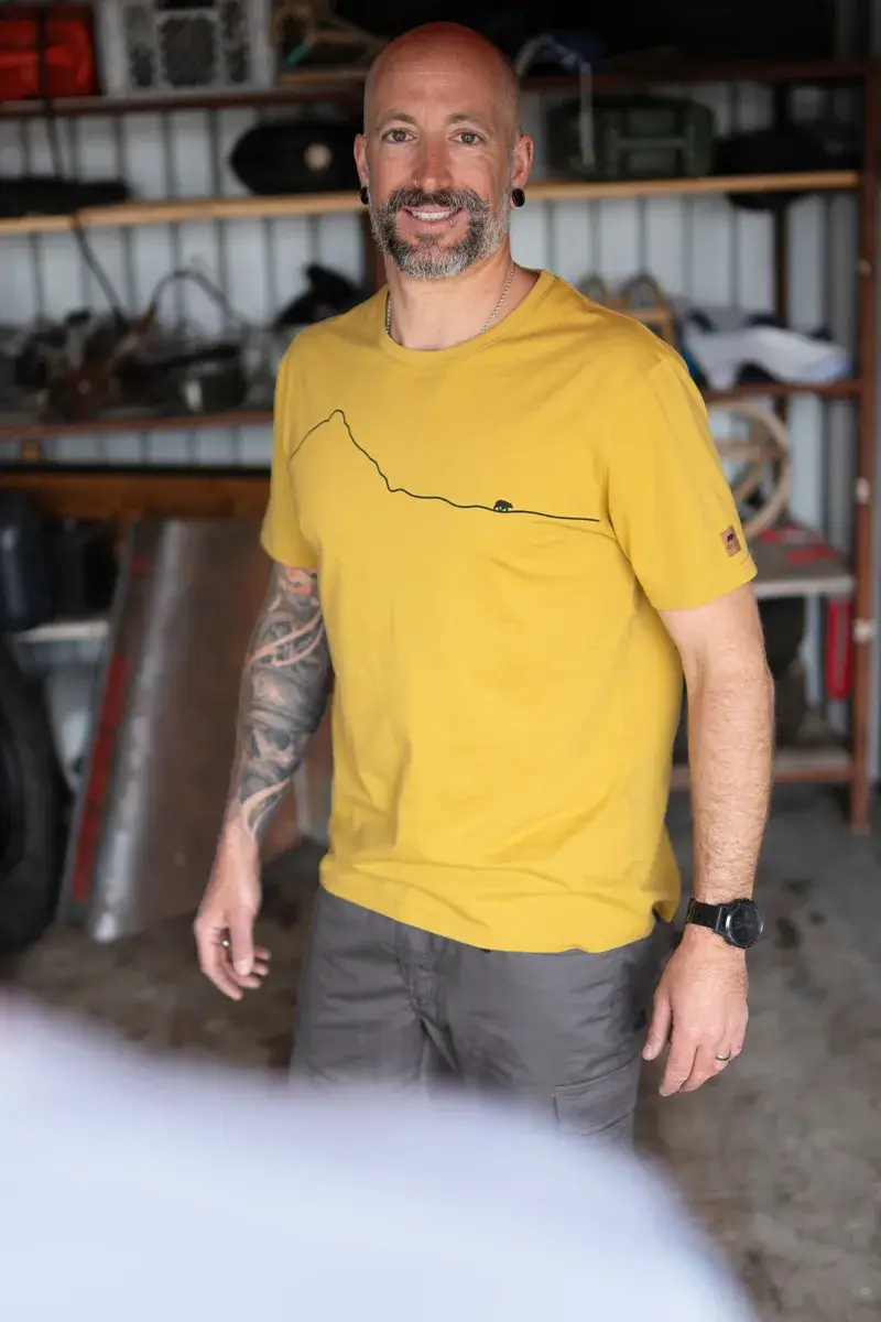 Mountain Line T-shirt gelb am Model