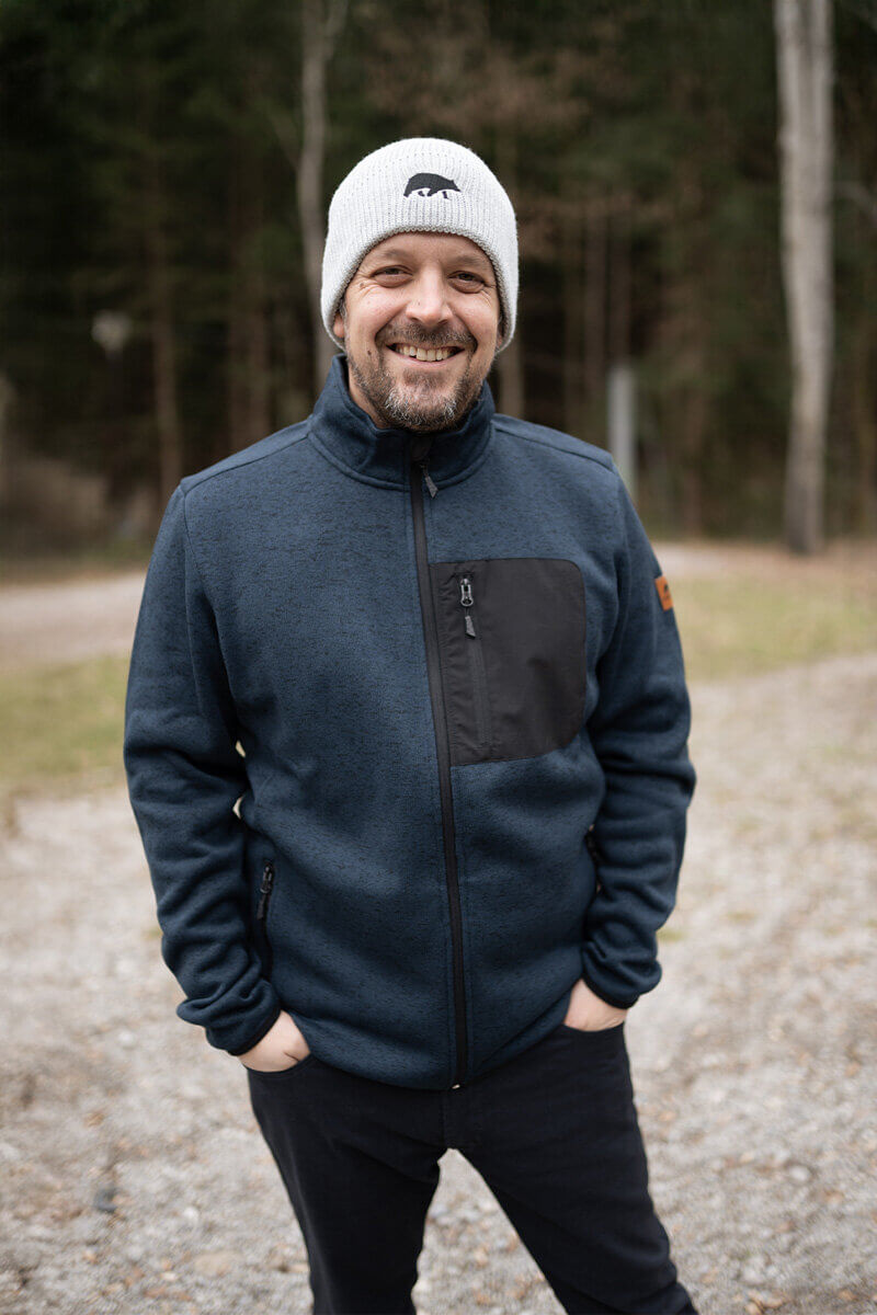 Warme Strickjacke mit Brusttasche in neutraler Farbe.