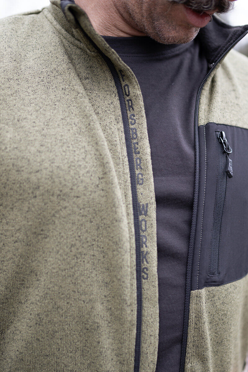 Warme Strickjacke mit Brusttasche in Grautönen.