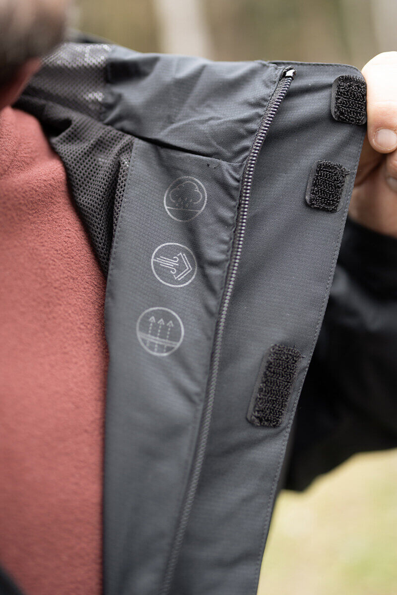 Wassertropfen auf grünem Blatt.