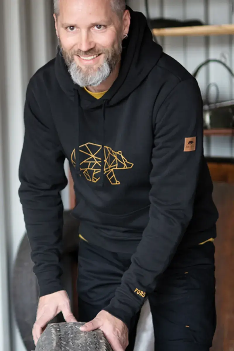 Schwarze und orange Jacke von Pettarson in frontalem View.