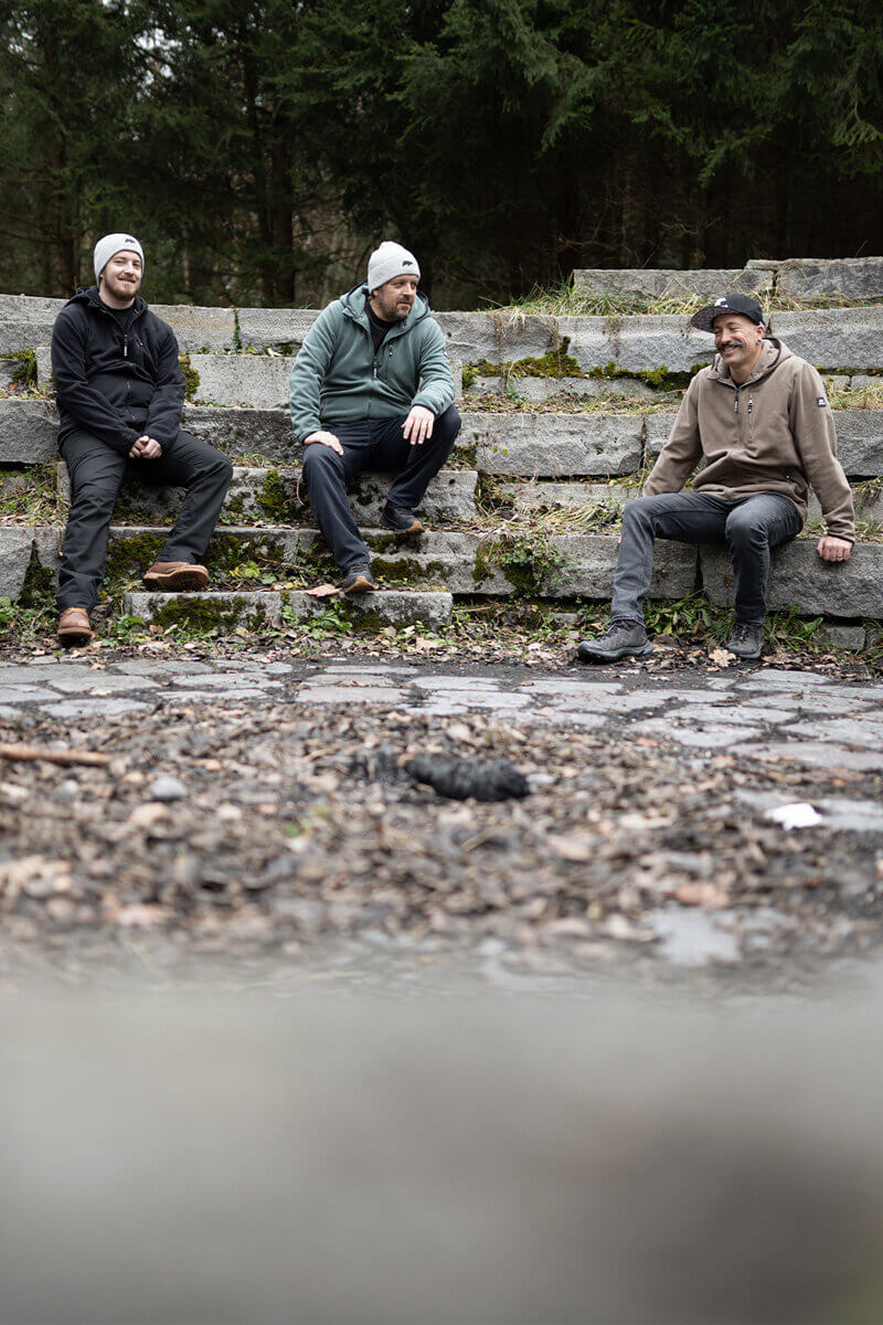 Dicker Fleece Hoodie mit Reißverschluss in dunkler Farbe, seitliche Taschen, lässiger Stil.