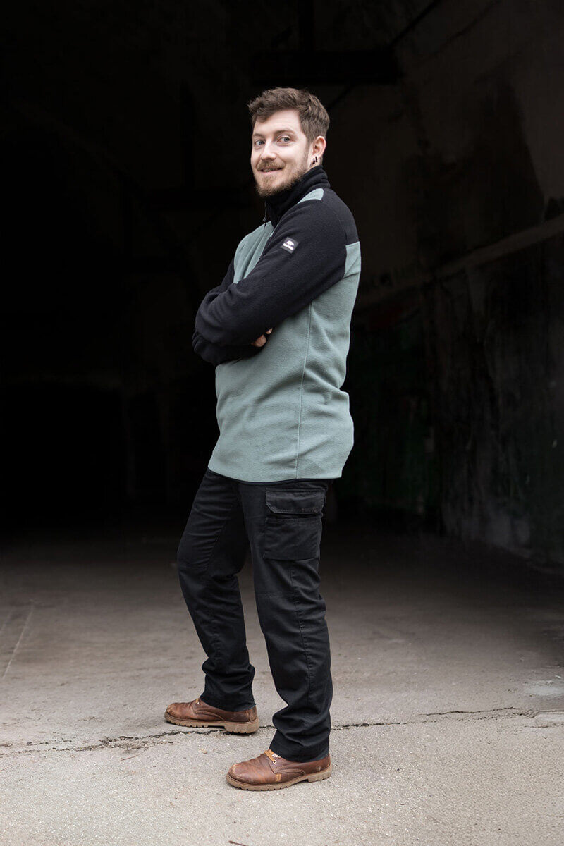 Leichter Fleece-Troyer in Blau mit Reißverschluss und Stehkragen.